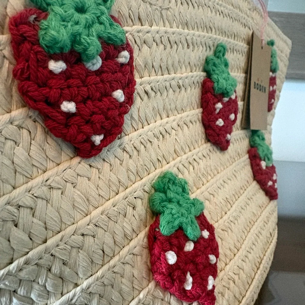 Boden bag NWT basket tote Straw Tote with Crochet Strawberry Appliqués - Picture 3 of 9